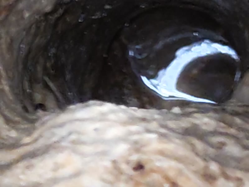 Interior de uma tubagem visto pela câmara de inspeção