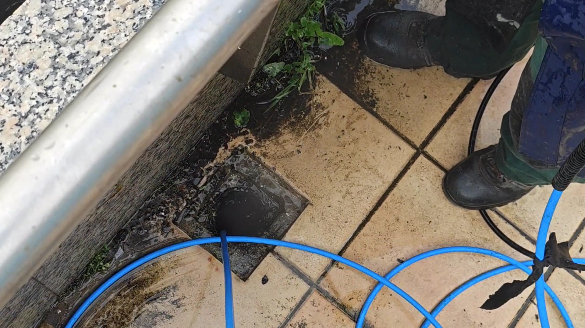 Limpeza de caleira e ralos de terraço com jato de alta pressão