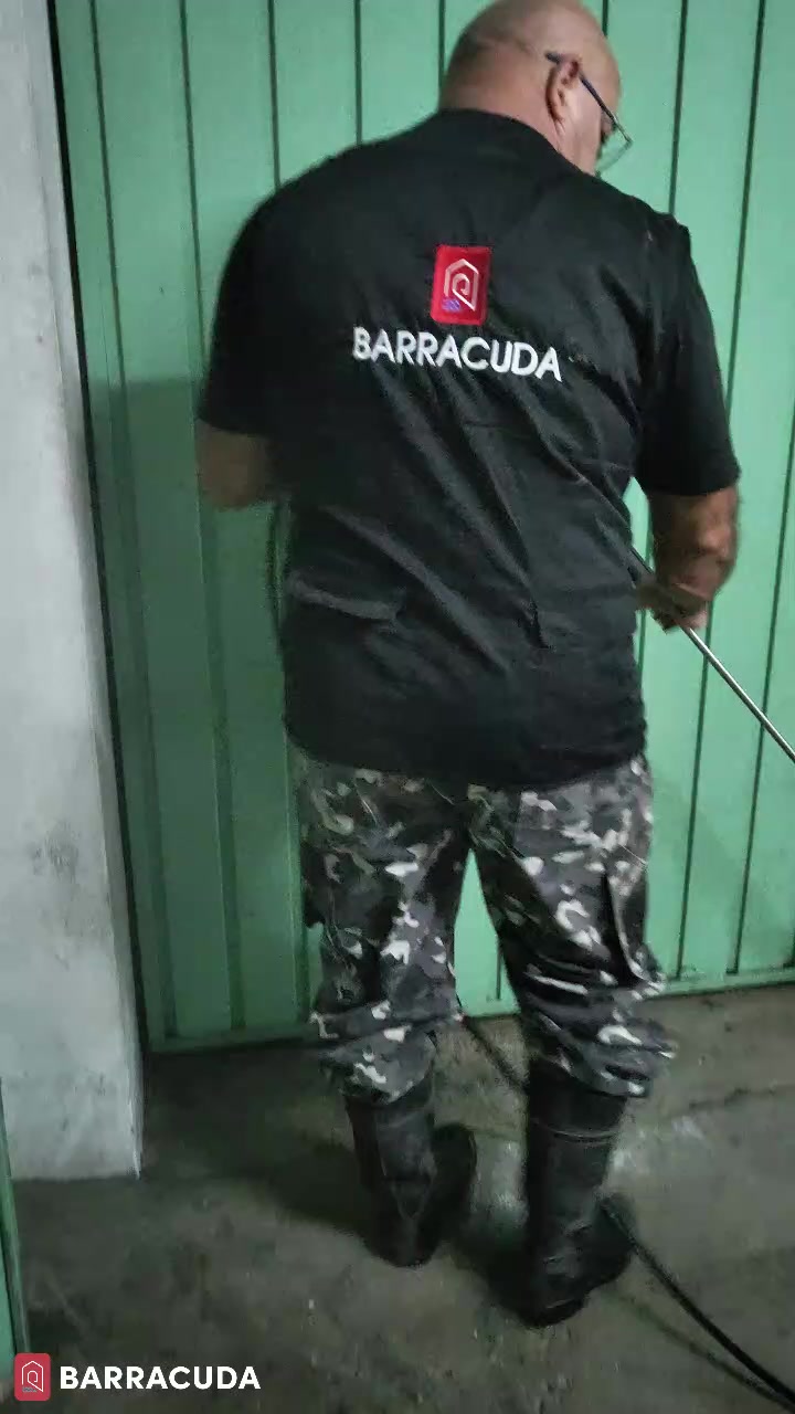 Operacional da Barracuda fardado durante uma limpeza